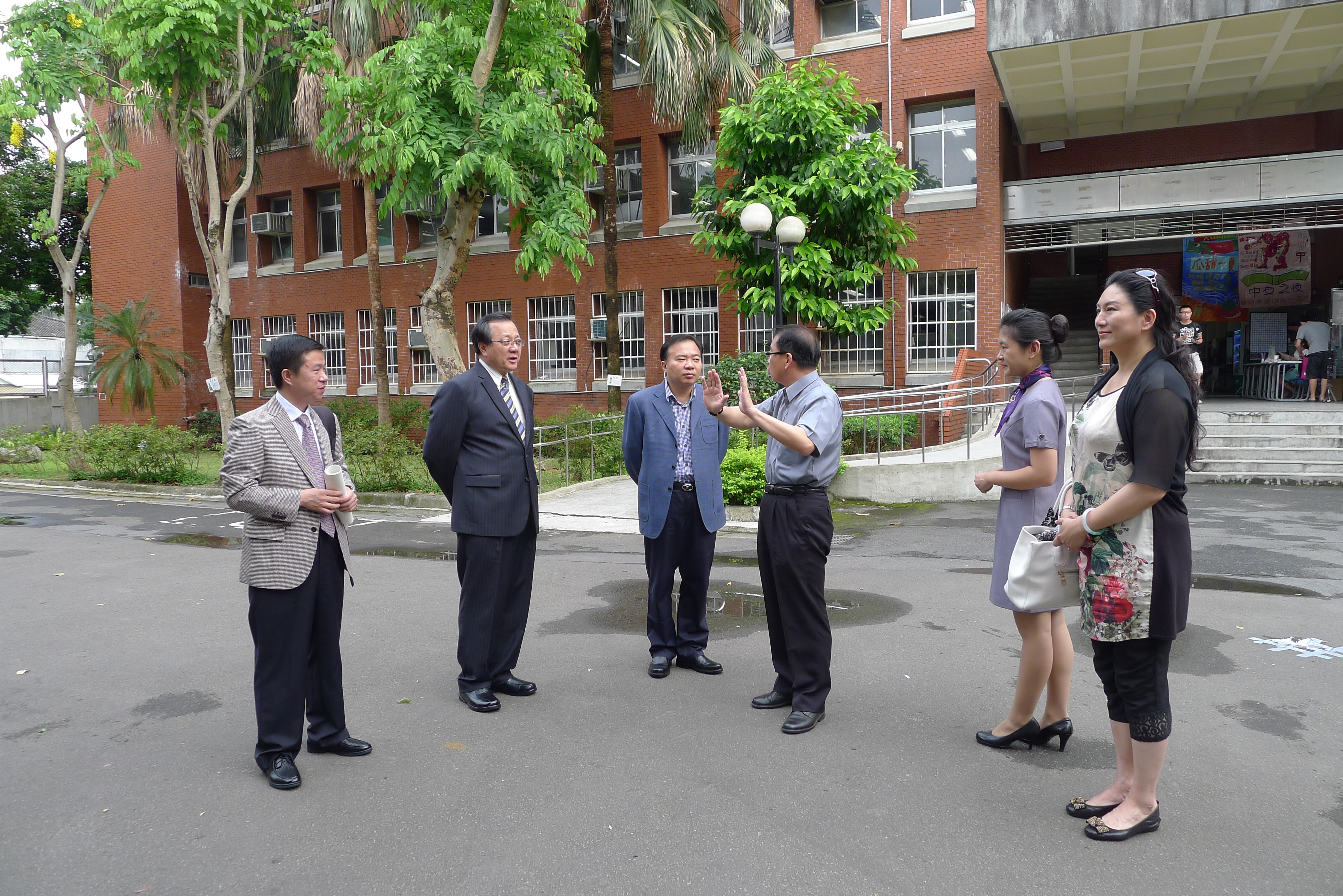 体育与休闲学院院长张少熙介绍雕像布置情况