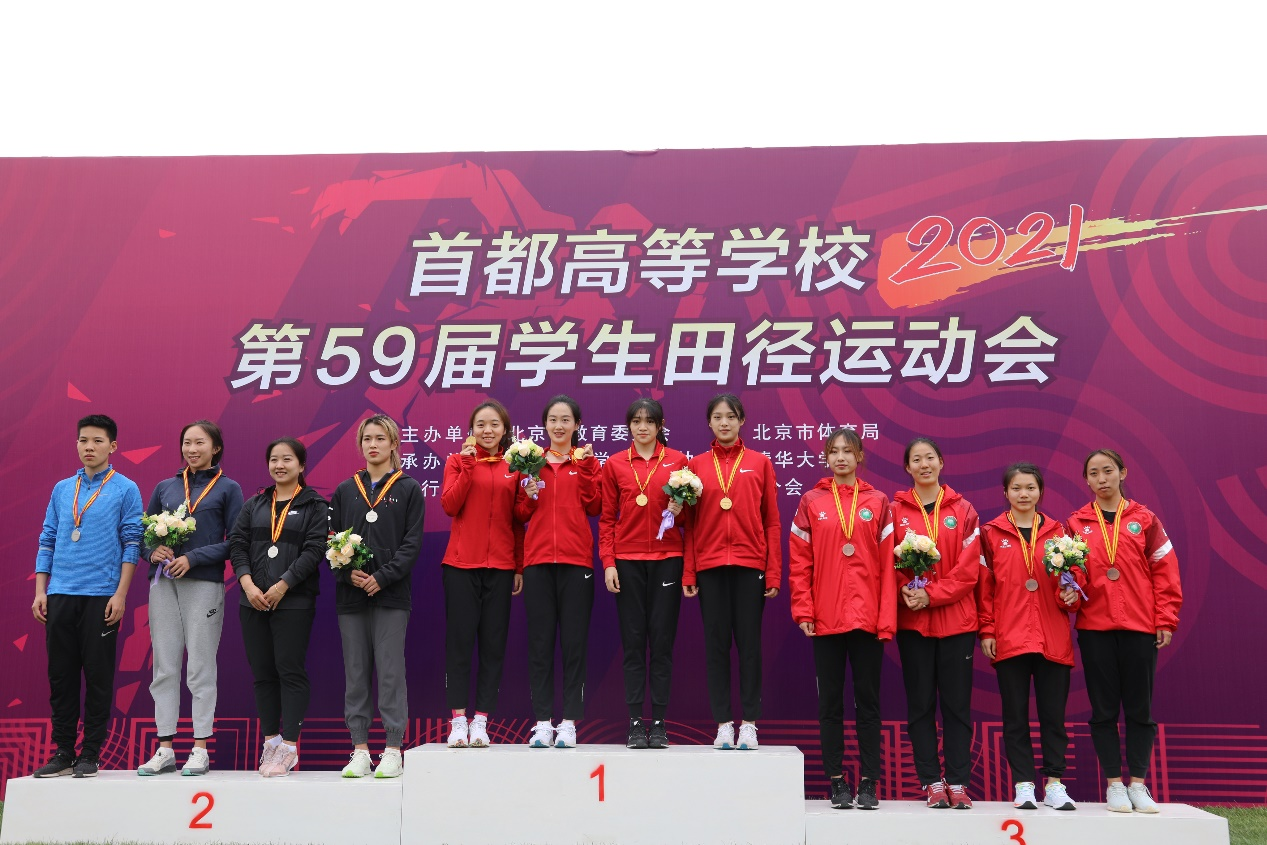 女子4x100m第一名闵萌(左五)周玮晔(左六)肖杨(右六)邹畅(右五)